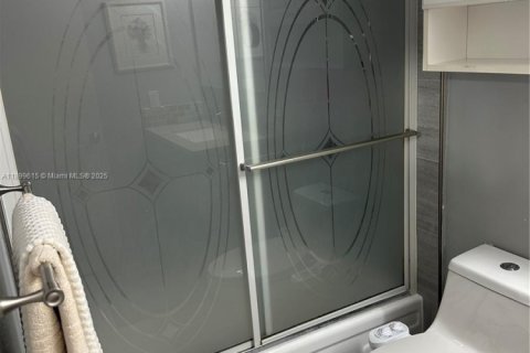 Condo in Hallandale Beach, Florida, 1 bedroom  № 1952697 - photo 18