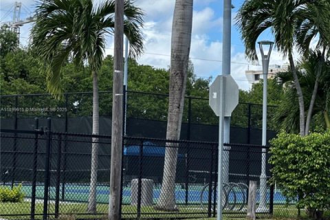 Condo in Hallandale Beach, Florida, 1 bedroom  № 1952697 - photo 23