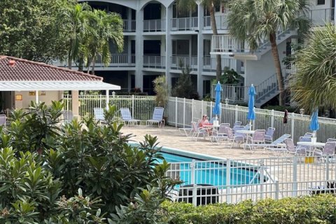 Condo in Hallandale Beach, Florida, 1 bedroom  № 1952697 - photo 1