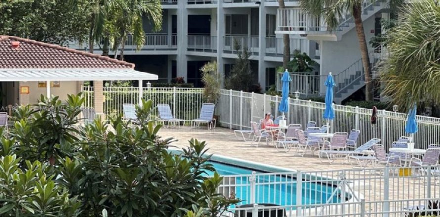 Condo in Hallandale Beach, Florida, 1 bedroom  № 1952697