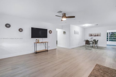 Снять в аренду виллу или дом в Дания-Бич, Флорида 3 спальни, 133.59м2, № 1953817 - фото 5