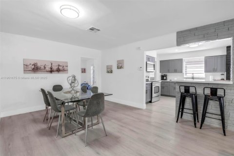 Снять в аренду виллу или дом в Дания-Бич, Флорида 3 спальни, 133.59м2, № 1953817 - фото 13