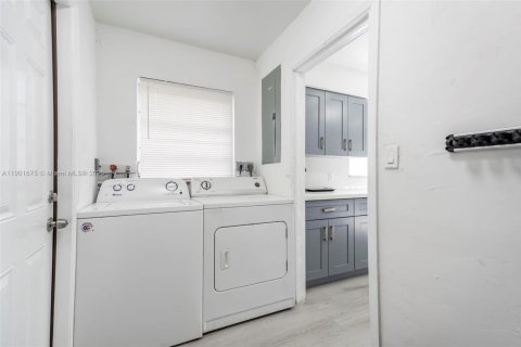 Снять в аренду виллу или дом в Дания-Бич, Флорида 3 спальни, 133.59м2, № 1953817 - фото 21