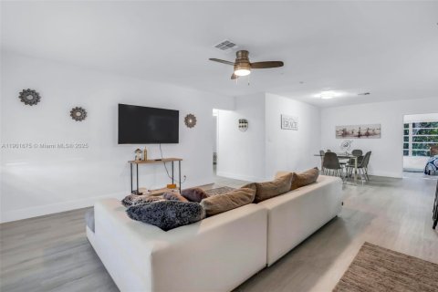 Снять в аренду виллу или дом в Дания-Бич, Флорида 3 спальни, 133.59м2, № 1953817 - фото 2