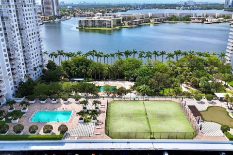 Condo in Aventura, Florida, 2 bedrooms № 2250840 - photo 18