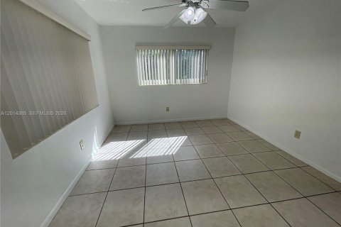 House in Miami, Florida 3 bedrooms, 159.79 sq.m. № 2076494 - photo 14