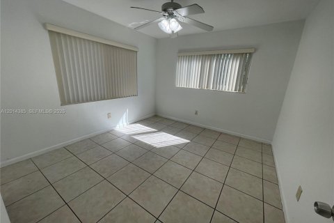 House in Miami, Florida 3 bedrooms, 159.79 sq.m. № 2076494 - photo 12