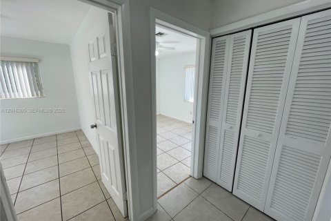 House in Miami, Florida 3 bedrooms, 159.79 sq.m. № 2076494 - photo 9