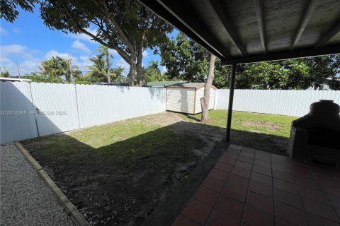 House in Miami, Florida 3 bedrooms, 159.79 sq.m. № 2076494 - photo 21