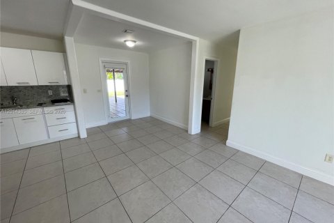 House in Miami, Florida 3 bedrooms, 159.79 sq.m. № 2076494 - photo 5
