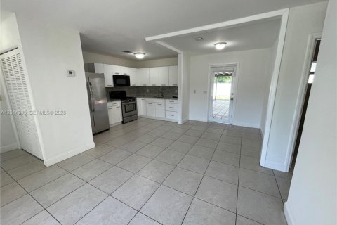 House in Miami, Florida 3 bedrooms, 159.79 sq.m. № 2076494 - photo 19