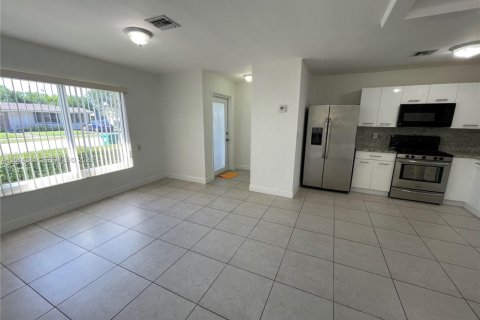 House in Miami, Florida 3 bedrooms, 159.79 sq.m. № 2076494 - photo 18
