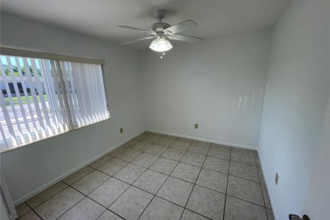 House in Miami, Florida 3 bedrooms, 159.79 sq.m. № 2076494 - photo 10