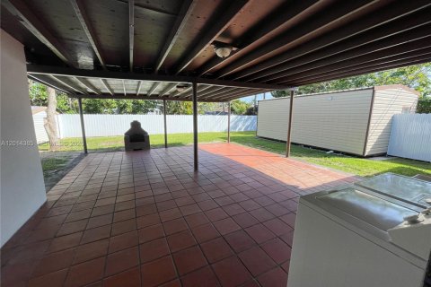 House in Miami, Florida 3 bedrooms, 159.79 sq.m. № 2076494 - photo 20