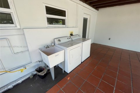 House in Miami, Florida 3 bedrooms, 159.79 sq.m. № 2076494 - photo 26