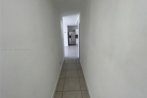 House in Miami, Florida 3 bedrooms, 159.79 sq.m. № 2076494 - photo 16