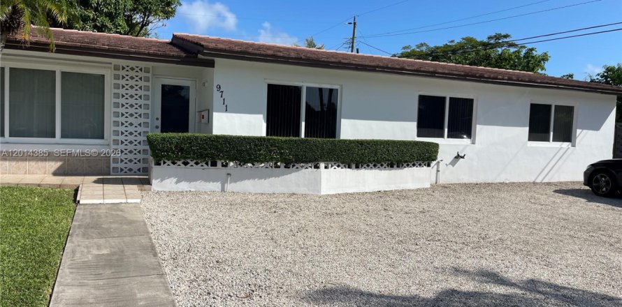 House in Miami, Florida 3 bedrooms, 159.79 sq.m. № 2076494