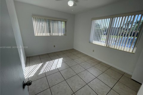 House in Miami, Florida 3 bedrooms, 159.79 sq.m. № 2076494 - photo 11