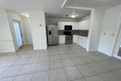House in Miami, Florida 3 bedrooms, 159.79 sq.m. № 2076494 - photo 17