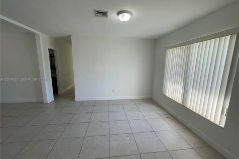 House in Miami, Florida 3 bedrooms, 159.79 sq.m. № 2076494 - photo 4