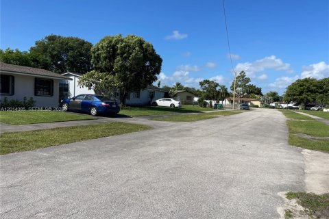 House in Miami, Florida 3 bedrooms, 159.79 sq.m. № 2076494 - photo 2
