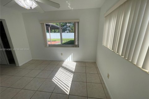 House in Miami, Florida 3 bedrooms, 159.79 sq.m. № 2076494 - photo 15