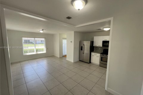 House in Miami, Florida 3 bedrooms, 159.79 sq.m. № 2076494 - photo 7