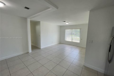 House in Miami, Florida 3 bedrooms, 159.79 sq.m. № 2076494 - photo 6