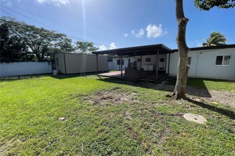 House in Miami, Florida 3 bedrooms, 159.79 sq.m. № 2076494 - photo 22