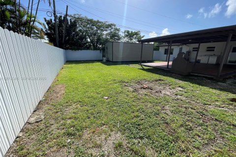 House in Miami, Florida 3 bedrooms, 159.79 sq.m. № 2076494 - photo 23