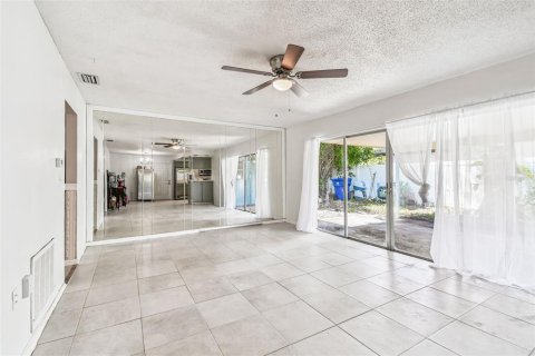 House in Seminole, Florida 3 bedrooms, 162.95 sq.m. № 1894071 - photo 14