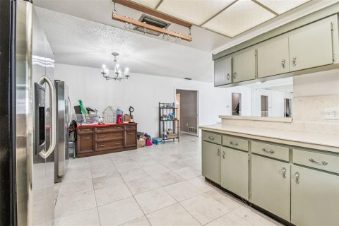 House in Seminole, Florida 3 bedrooms, 162.95 sq.m. № 1894071 - photo 12