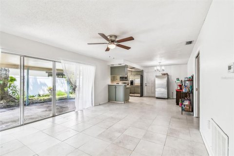 House in Seminole, Florida 3 bedrooms, 162.95 sq.m. № 1894071 - photo 15