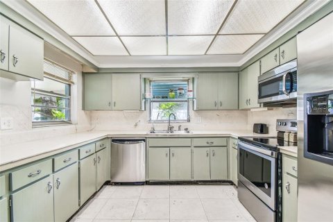 House in Seminole, Florida 3 bedrooms, 162.95 sq.m. № 1894071 - photo 9