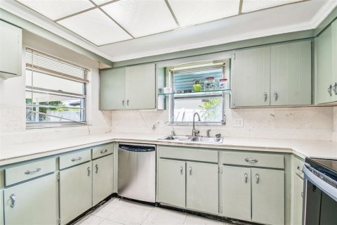 House in Seminole, Florida 3 bedrooms, 162.95 sq.m. № 1894071 - photo 10