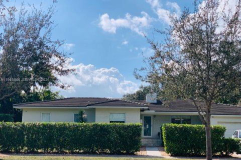 House in Coral Gables, Florida 3 bedrooms, 170.2 sq.m. № 2002034 - photo 2