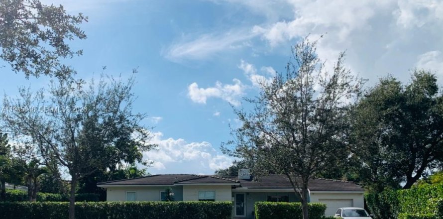 House in Coral Gables, Florida 3 bedrooms, 170.2 sq.m. № 2002034