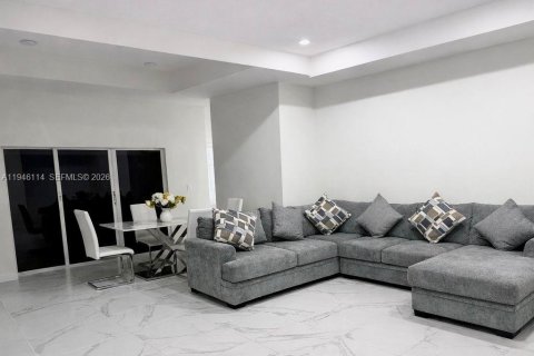 Casa en venta en Miami, Florida, 3 dormitorios, 137.77 m2 № 2002554 - foto 3