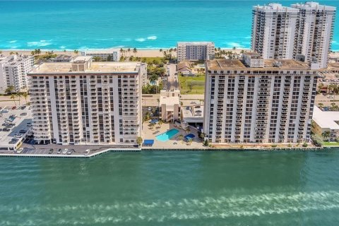 Condominio en alquiler en Hollywood, Florida, 1 dormitorio, 79.71 m2 № 1103594 - foto 1
