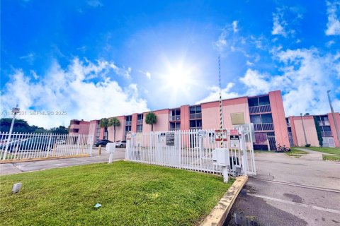 Copropriété à louer à Miami, Floride: 2 chambres, 74.32 m2 № 1986307 - photo 2