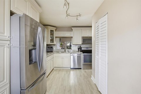 Купить кондоминиум в Уэстон, Флорида 3 спальни, 118.08м2, № 2043380 - фото 11