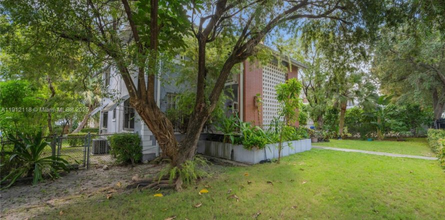 Propiedad comercial en Miami, Florida 330.17 m2 № 1968145