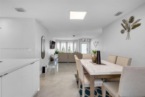 House in Margate, Florida 3 bedrooms, 141.03 sq.m. № 1954993 - photo 9