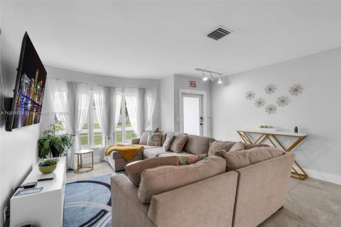 House in Margate, Florida 3 bedrooms, 141.03 sq.m. № 1954993 - photo 5