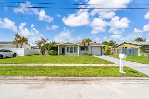 House in Margate, Florida 3 bedrooms, 141.03 sq.m. № 1954993 - photo 1