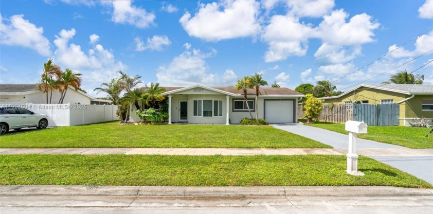 House in Margate, Florida 3 bedrooms, 141.03 sq.m. № 1954993