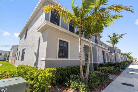 Townhouse in Florida City, Florida 3 bedrooms № 1860121 - photo 2