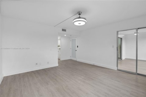Condo in Coconut Creek, Florida, 2 bedrooms  № 1708777 - photo 7