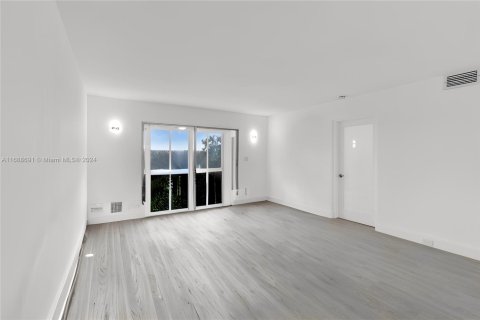 Condo in Coconut Creek, Florida, 2 bedrooms  № 1708777 - photo 4