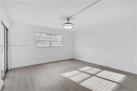 Condo in Coconut Creek, Florida, 2 bedrooms  № 1708777 - photo 6